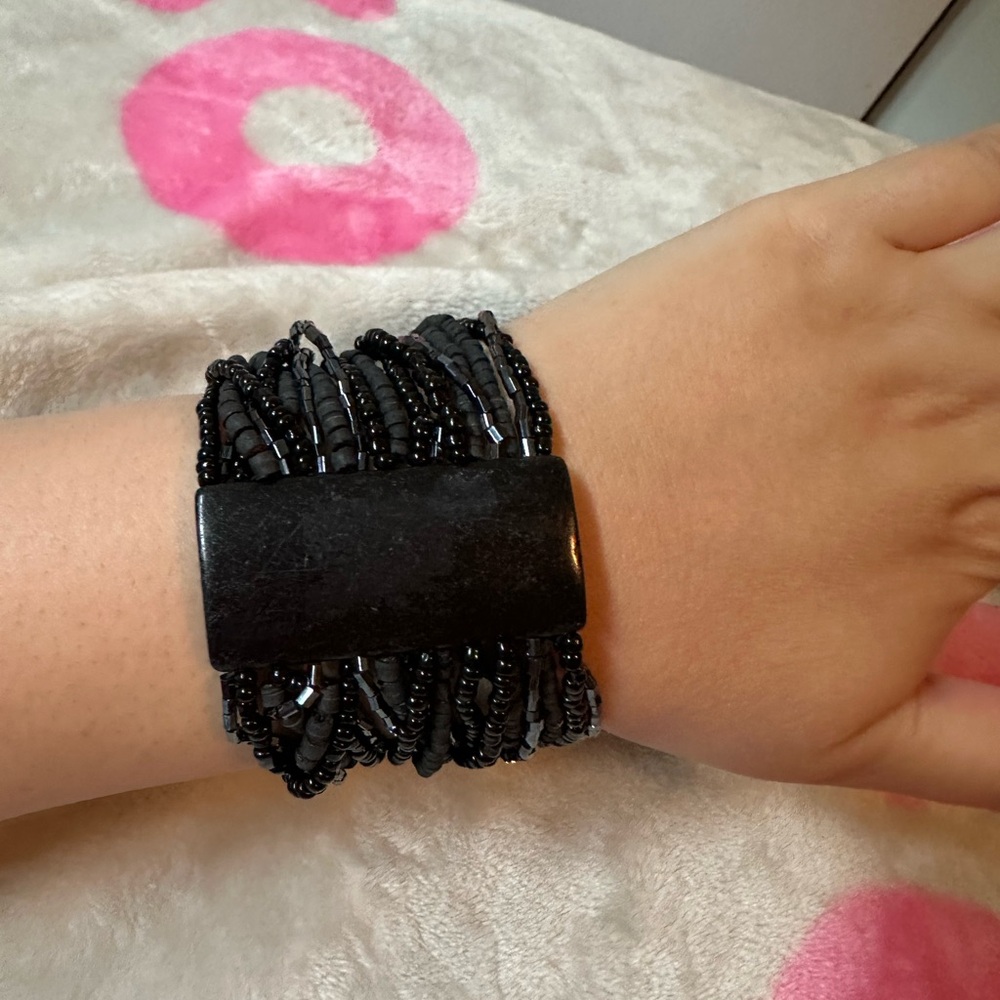 Women’s Jewelry: black beaded chunky bracelet